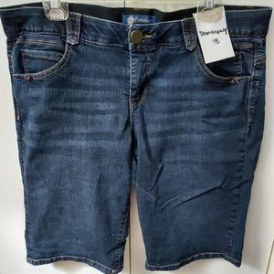 Democracy denim short size 18